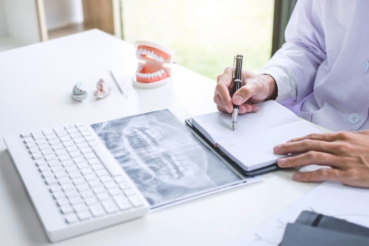 Untitled de Sreshta Dental, Dr. Pavan Preetham